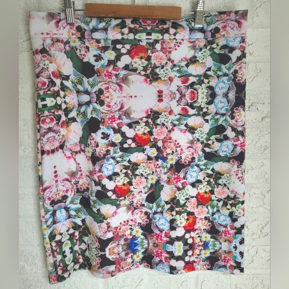 Floral Print Bodycon Skirt - Picture 2 of 5